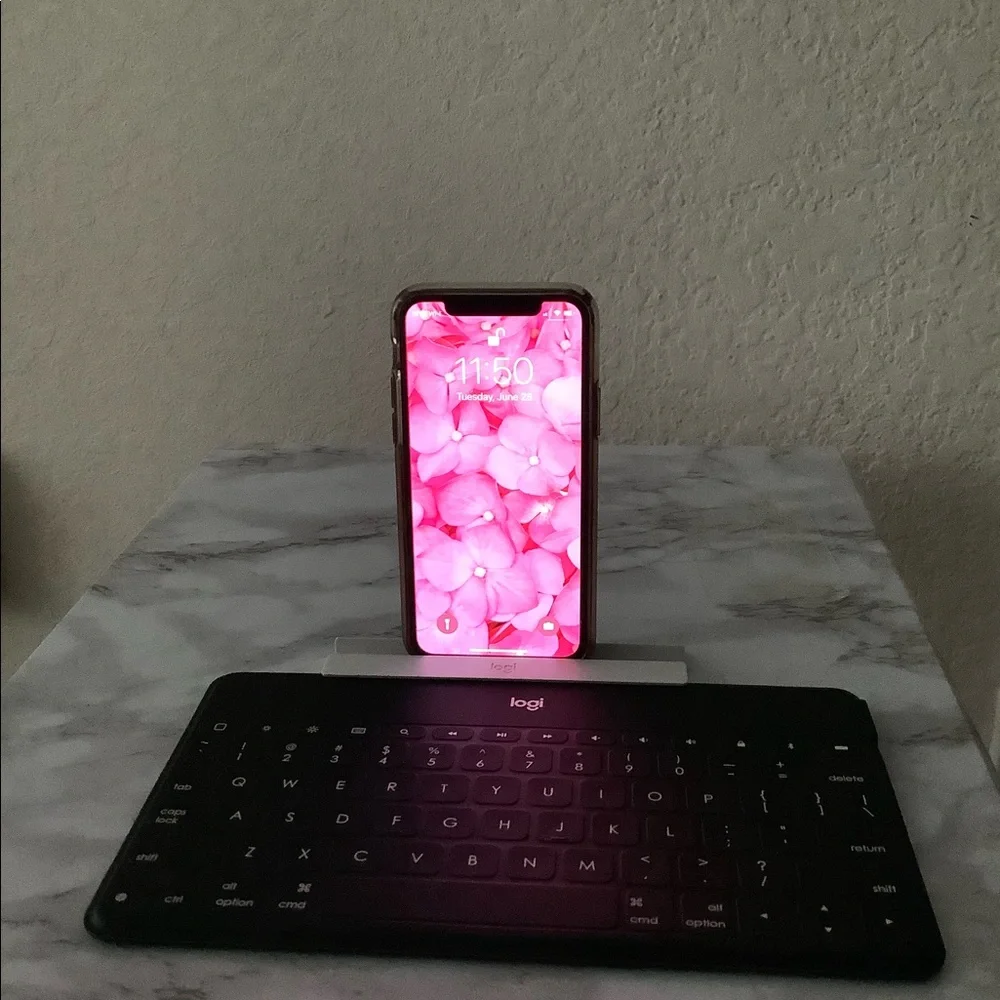 Logitech Keys-To-Go Keyboard for iPhone, iPad, & Apple TV Design - Black